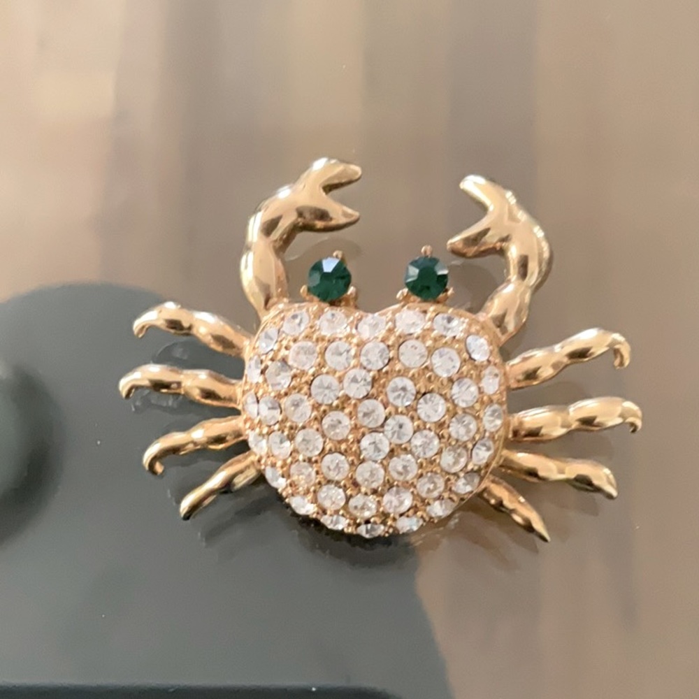 Ladies gold tone crab pin.